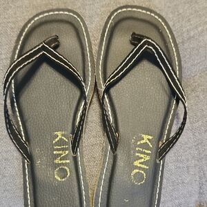 Kino Black Flip Flop Sandals with White Stitching Size 7